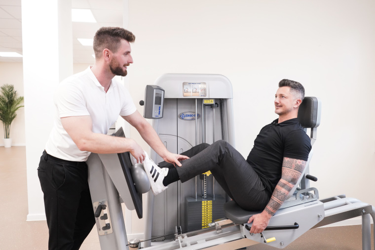 Krankengymnastik am Gerät Geraet Krankengymnastik-am-geraet Physiotherapie Physiopraxis Physio Physiotherapeut PhysioSchrock Speyer